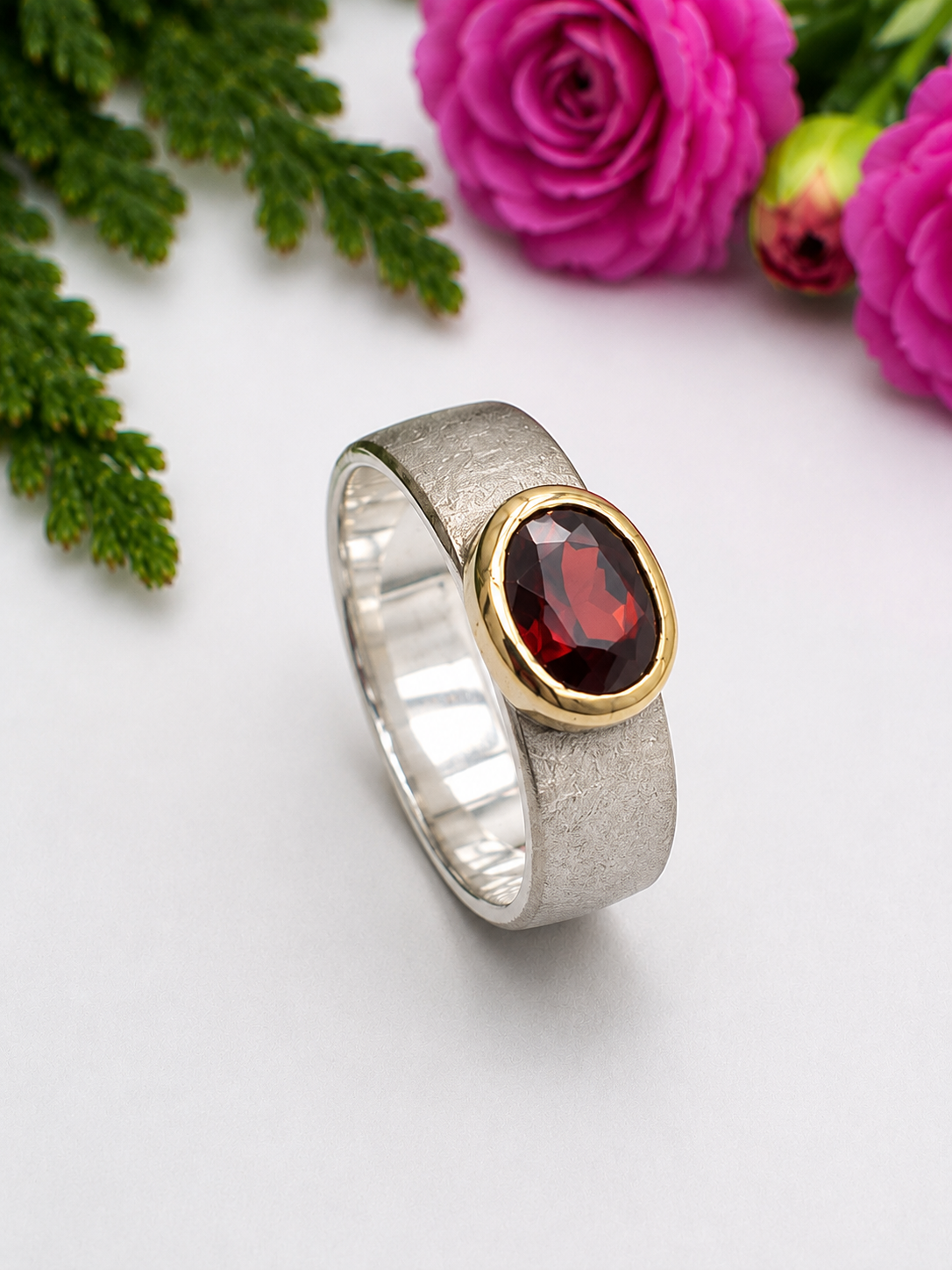 Granat Ring - Mattiert vergoldet