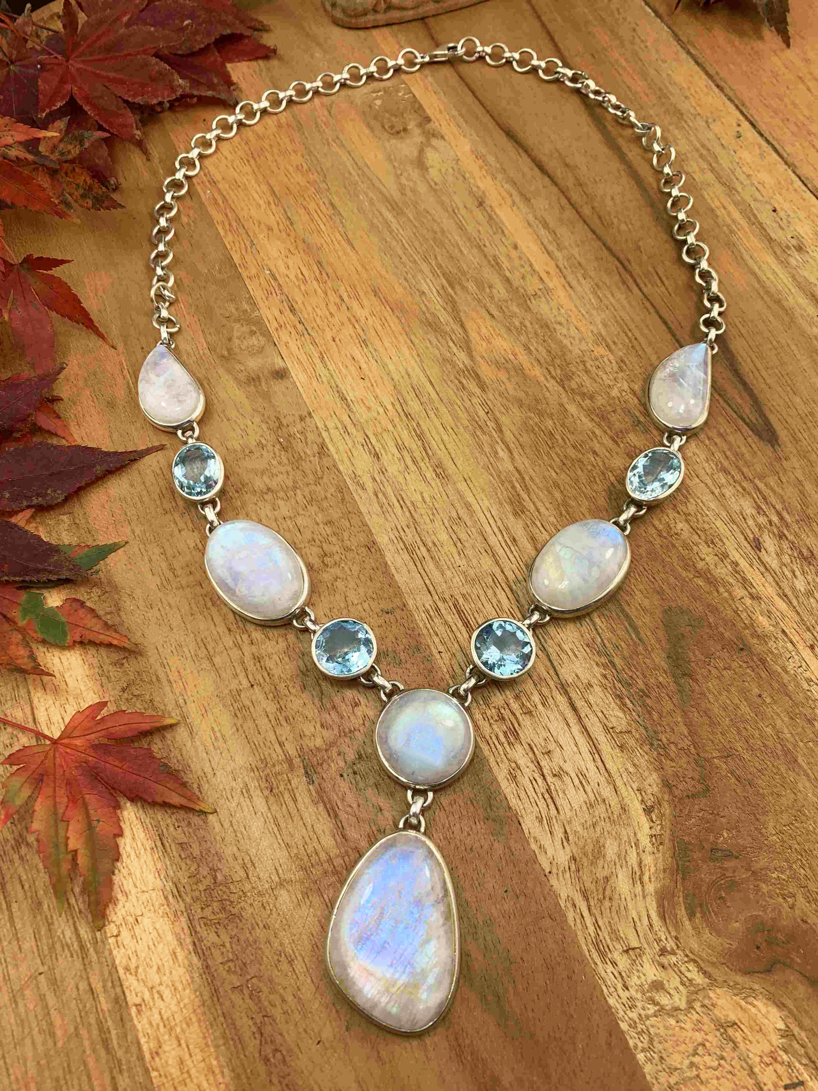 Top Mondstein mit Blautopas Collier