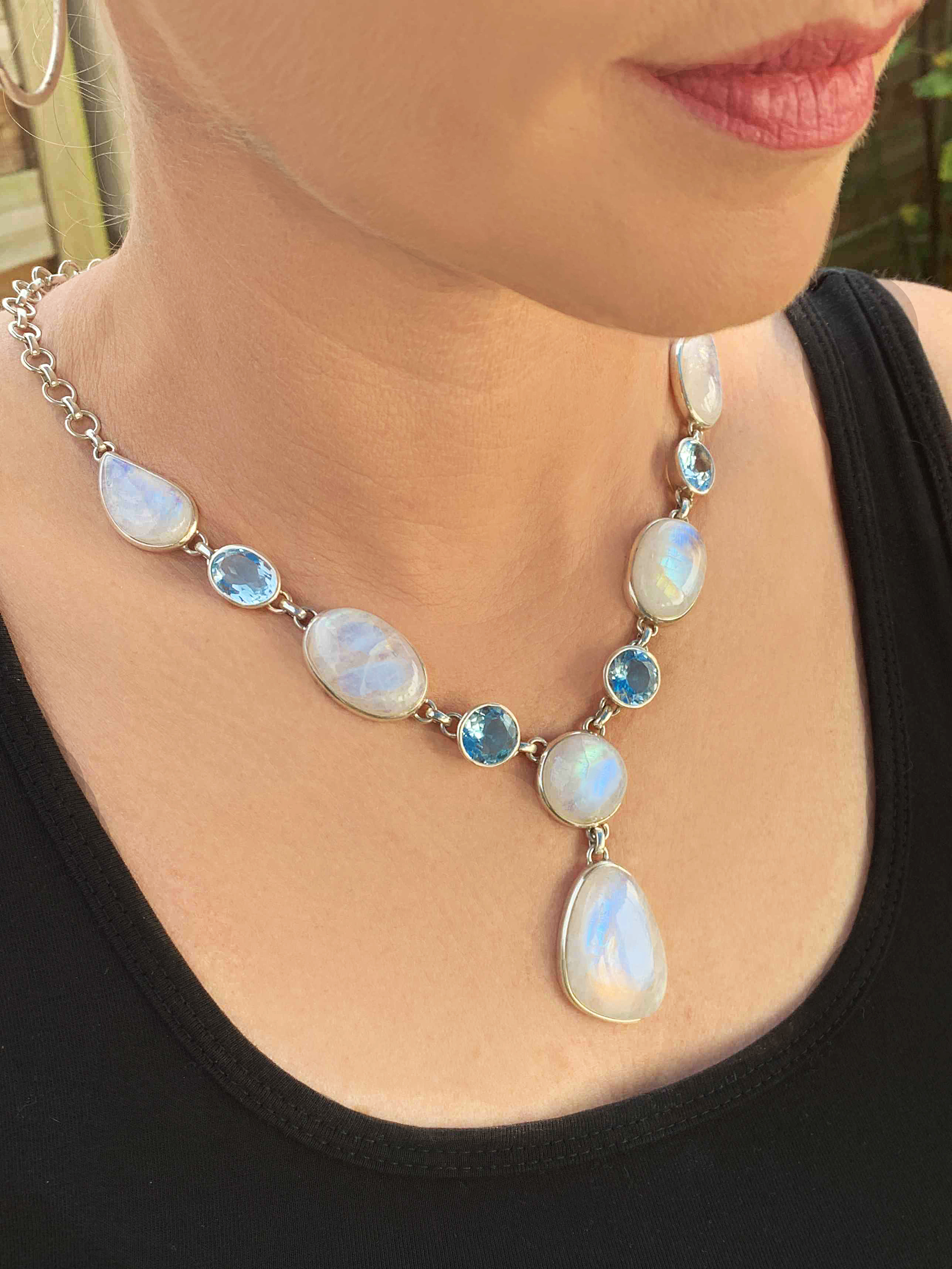 Top Mondstein mit Blautopas Collier