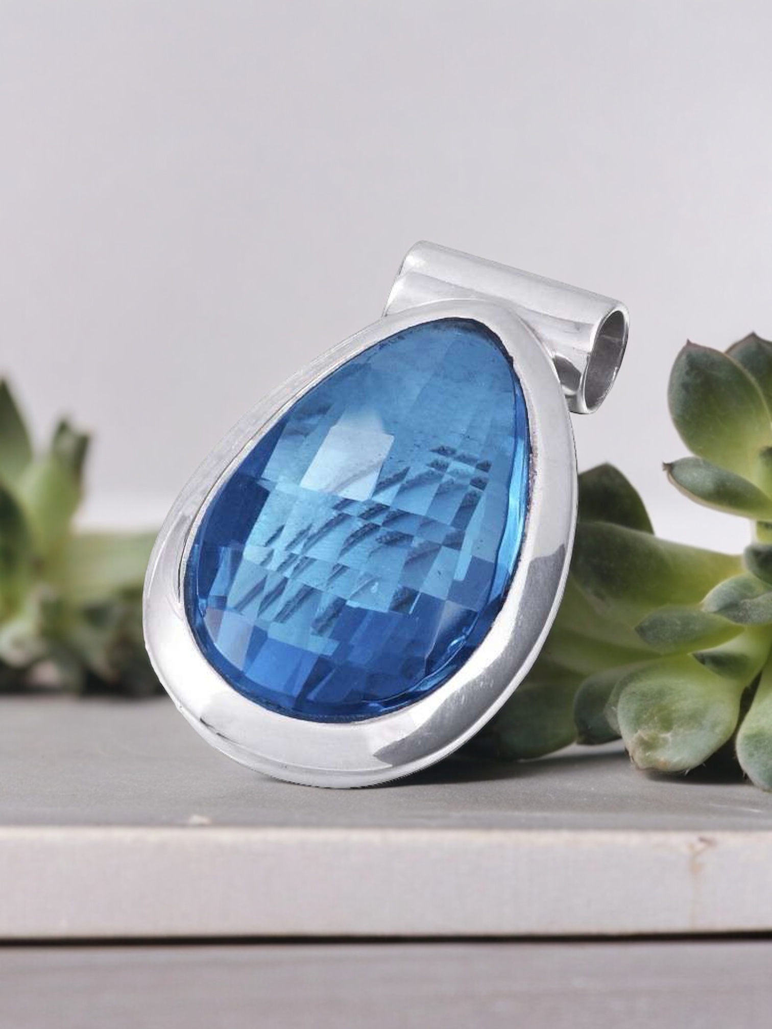 TOP Blue Topaz pendant 