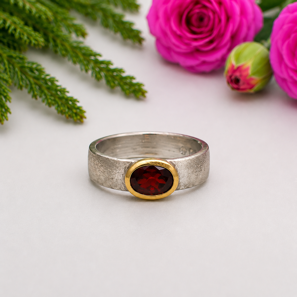 Granat Ring - Mattiert vergoldet